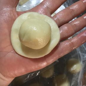 油皮油酥称得分成20份，分好等份后，用一份油皮包一份油酥！捏紧收口。