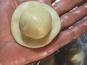 油皮油酥称得分成20份，分好等份后，用一份油皮包一份油酥！捏紧收口。