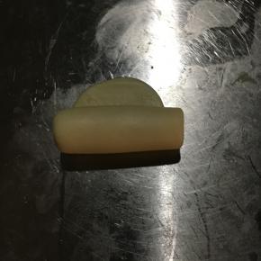 收口朝下按压平擀至5cm左右的长舌状！从下往上卷向至上端！