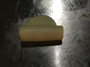 收口朝下按压平擀至5cm左右的长舌状！从下往上卷向至上端！