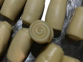 卷好好记得用覆盖上保鲜膜，以免变干。