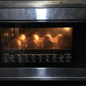 东菱烤箱上下层180度，预热3分钟，中层，烘烤25分钟！