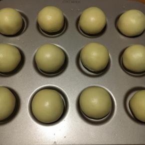 包好的蛋黄酥摆好放进学乌比派模具，刷上全蛋液，撒上芝麻