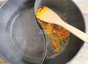 另一边倒入适量的清水，锅中爆香后要倒入黄灯笼辣椒酱翻炒出香味。