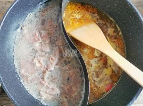 把金针菇捞出放入碗中，再把肥牛倒入烫下捞出，这样酸汤就不会浑浊。另一边也沸腾倒入少许盐，生抽，白醋，白砂糖调味。