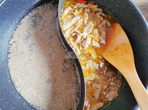 肥牛再转移到酸汤里去，煮上一下就可以捞出了。