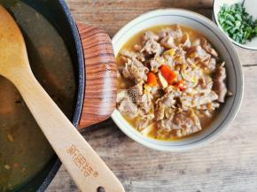 金针菇铺入碗底，肥牛盛在上面倒入汤汁，撒入葱花就搞定。