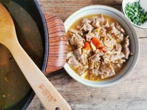 金针菇铺入碗底，肥牛盛在上面倒入汤汁，撒入葱花就搞定。