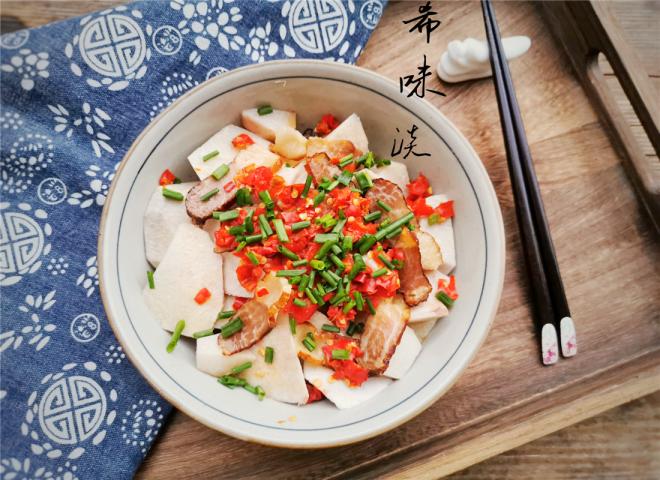 剁椒熏肉蒸芋头