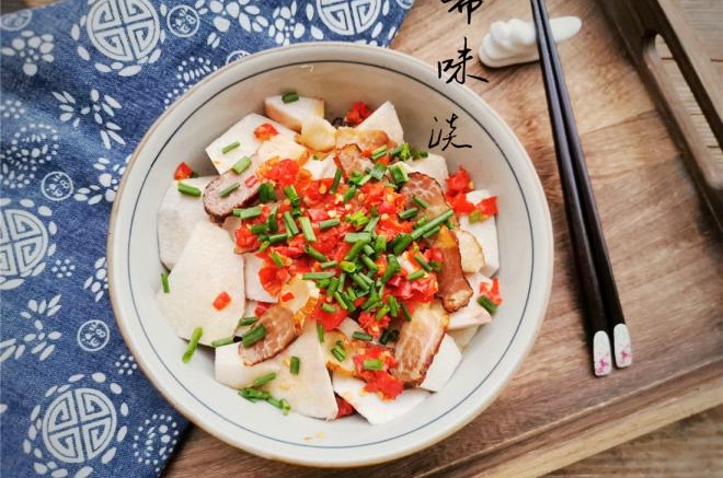 剁椒熏肉蒸芋头