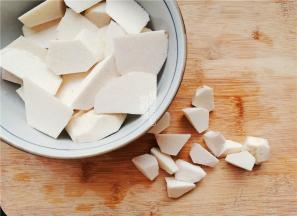 先把芋头洗净刮掉皮（记得戴手套），冲洗干净，切均匀块状放入碗中。