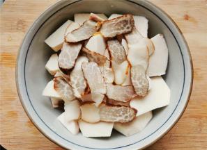 提前把熏肉洗净泡水，稀释掉盐分，切小片铺在芋头上。