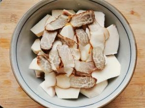 提前把熏肉洗净泡水，稀释掉盐分，切小片铺在芋头上。