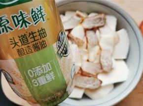 再倒入点头道生抽，来提鲜，撒入1撮白砂糖。