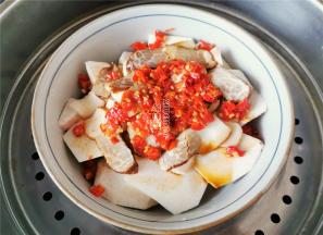 蒸锅里倒入适量清水，把碗放上蒸制，大约半小时即可，撒入点葱花，吃的时候拌一拌。