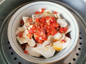 蒸锅里倒入适量清水，把碗放上蒸制，大约半小时即可，撒入点葱花，吃的时候拌一拌。