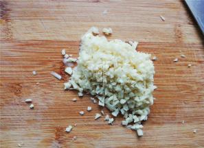 制作蒜蓉酱，首先把蒜瓣剁成细蓉备着。