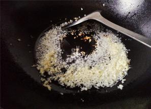 锅中倒入少量油烧热，把剁好的蒜蓉倒入炸香，切勿炸黑掉。