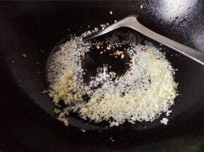 锅中倒入少量油烧热，把剁好的蒜蓉倒入炸香，切勿炸黑掉。