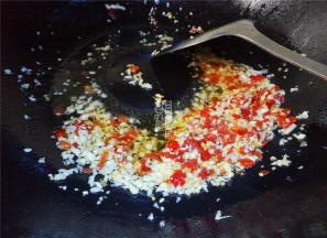 转小火，倒入剁椒跟蒜蓉一起翻炒，炒出红油。