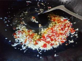 转小火，倒入剁椒跟蒜蓉一起翻炒，炒出红油。