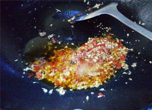 最后倒入生抽和1撮白砂糖调味，就可以盛出食用了。