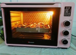 烤箱200度预热，烤盘放入中层，上火200度，下火180度烤制10分钟即可。