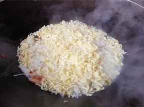 先煮一锅沸水，把面饼放入煮软。