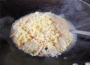 .面煮软后，放入一勺猪油，撒入点盐和生抽调味。