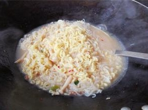 .面煮软后，放入一勺猪油，撒入点盐和生抽调味。