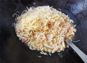 最后撒入白玉菇一起煮软，盛出就可以食用了。