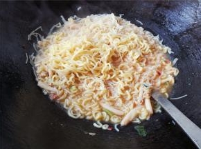 最后撒入白玉菇一起煮软，盛出就可以食用了。