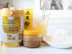 准备食材，玉米粉是玉米磨的粉，非玉米淀粉。