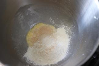 玉米面和面粉的比例大约1:3或者玉米面可以适量再少些，太多玉米粉会导致面团太酥，不宜成团，干酵母