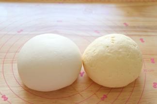 两种面团分别揉成光滑的不粘手的面团。玉米面团因为玉米粉的特性，表面略显不光滑，是正常的。