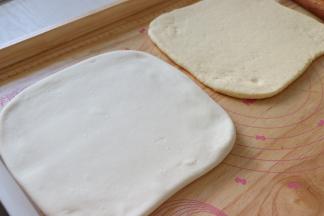 分别把2个面团，擀成大小差不多的大方片形。