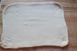 把玉米面片轻轻放到白色面片上，擀几下，翻面再擀薄。