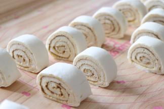 用刀切成大小一致的面卷。