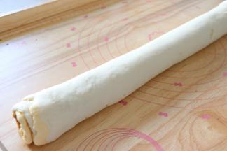 从一边卷起，可以一边卷，稍微抻一抻，让俩端对齐。