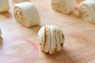 如果要做成稍微圆一些的，还可以，再把两端捏起来，形成了一个卷起来的状态。