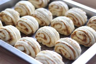 放入蒸箱里发酵，花卷变的稍微大了一点，拿起来手感很轻，就可以了。发酵不足就会导致花卷发硬不蓬松，而发酵过度，会因为空洞太大，虽然蓬松但口感却很差。