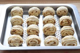 所有的都这样制作，放到刷了油的蒸盘上。注意每个花卷都要有一定的间隔，因为后续还要发酵。