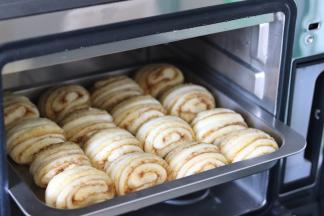 也可以放到蒸锅中蒸，蒸锅的话冷水上锅蒸20分钟，闷3分钟，这样做的花卷不会因为温差而造成回缩，出锅稍晾，趁热吃松软味香。