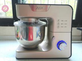 除了黄油外，把其他食材按照牛奶、鸡蛋、盐、糖、金山日式吐司粉、酵母的顺序放入厨师机搅拌桶中进行揉面，5分钟后加入黄油。没有厨师机可以用面包机和面，或者用手揉面，只是有点费劲。牛奶预留15克左右，看面团的状态再适量添加。我用的是日式金山吐司粉，如果你用其他粉类，可能需要多加10克左右的牛奶量。