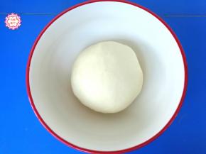 面团收圆，放回容器中，盖上盖子或保鲜膜进行发酵。夏天温度比较高，放在任何地方发酵都很快，冬天温度低，可以放在微波炉或烤箱中进行发酵，旁边放一晚热水增加湿度和温度。