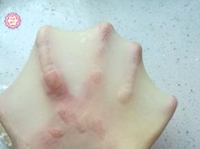 厨师机功率不同，时间也不同，根据自己平时揉面时间就好。面团能够轻松拉出有韧性、不易破的薄膜就好了，这样的面团已达到完全状态，是做吐司最好的状态。再揉下去就会过度，揉面过度的面团面筋会断裂。