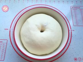 面团发酵到2倍大，用手指沾干面粉戳个洞，如果洞口回缩就是发酵不够，出现塌陷就是发酵过度了，这两种情况都不会做出好吃的吐司。发酵不要看时间，随时观察面团的发酵状态。