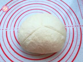 发酵好的面团取出来，排净空气揉匀，按照面团上的刀痕平均分成3份。最好用厨房秤电子秤称量一下，3个面团不要相差太多。