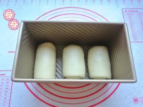 其他的依次做好，顺着一个方向排入吐司模具中，盖上盖子或保鲜膜进行2次发酵。如果不是不粘模具，需要垫油纸或者刷一层油防粘。