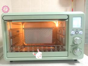 吐司坯发酵到7分满的时候，预热烤箱，上下火185度预热10分钟，预热完成刚好发酵到8分满。送入烤箱，上下火185度烘烤40分钟就好了。